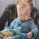 Kind auf dem Schoß,  2013<br/>Öl auf Leinwand<br/>55 x 40 cm